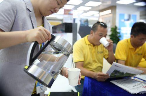 快递员吃瓜图片,意外走红网络