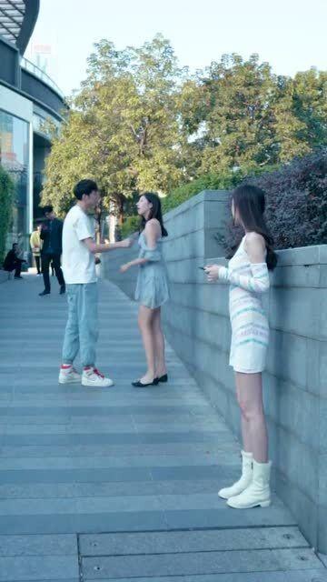 情侣吵架吃瓜看戏,一场现代版“三国演义”