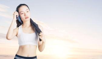 白色小吊带吃瓜,白色小吊带，吃瓜时光里的清凉时尚